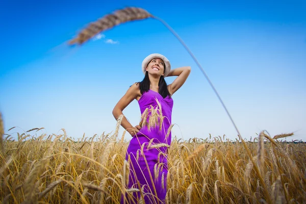 Hübsche Frau auf dem gelben Feld — Stockfoto