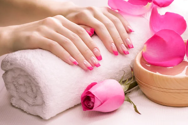 Roze manicure met een handdoek. Spa — Stockfoto