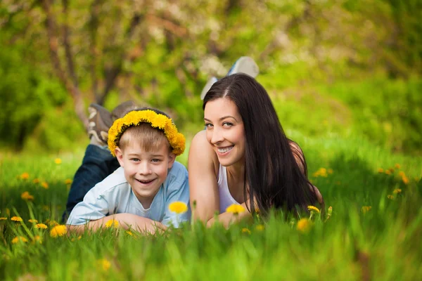 Una familia feliz en un parque verde. verano —  Fotos de Stock