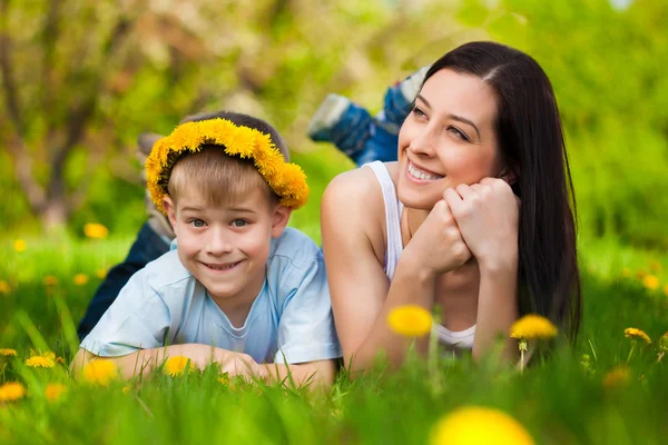 Lycklig familj i en grön park. sommar — Stockfoto