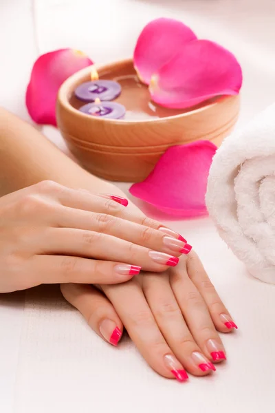 Roze manicure met geurige rozenblaadjes — Stockfoto