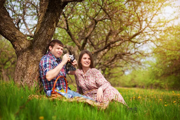 Šťastné milující pár na jarní louce — Stock fotografie