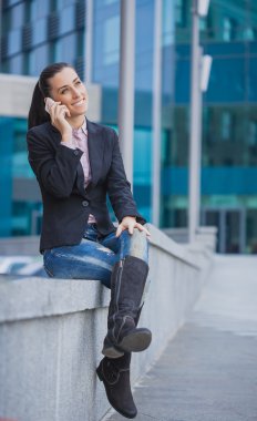 Bina modern arka plan üzerinde gülümseyen kız