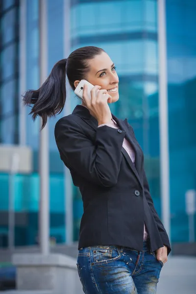 Businesswoman, on the modern building background — Stock Photo, Image