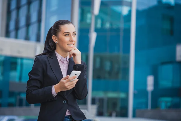 Businesswoman, on the modern building background — Stock Photo, Image