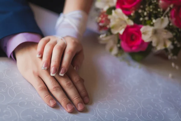 新婚の手と結婚式のブーケ — ストック写真