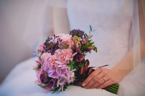 Mooi boeket in de handen van de bruid — Stockfoto