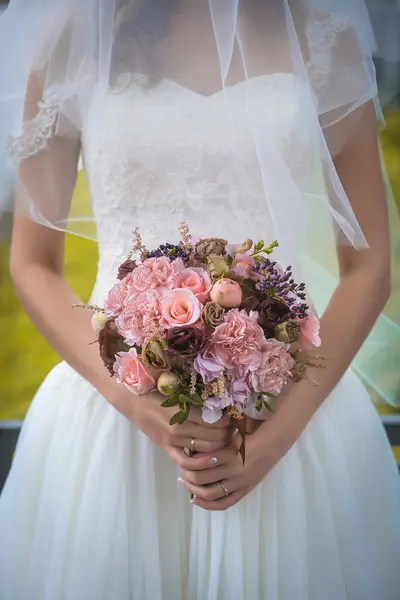 Όμορφη ανθοδέσμη σε το τα χέρια της νύφης — Φωτογραφία Αρχείου