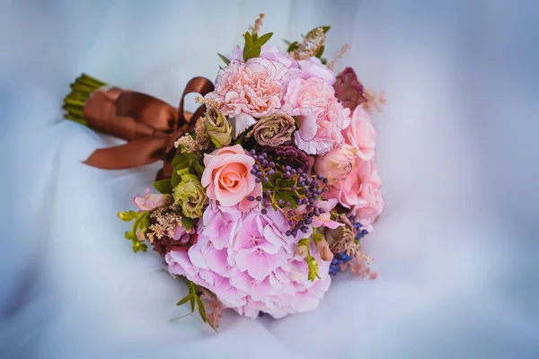 Bouquet de mariage sur la robe de mariée bleue — Photo