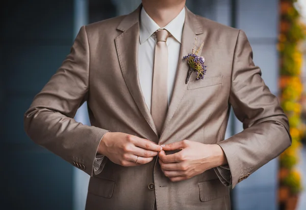 Groom está se preparando para uma celebração de casamento — Fotografia de Stock