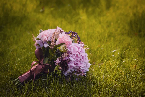 Svatební kytice na zelené trávě — Stock fotografie