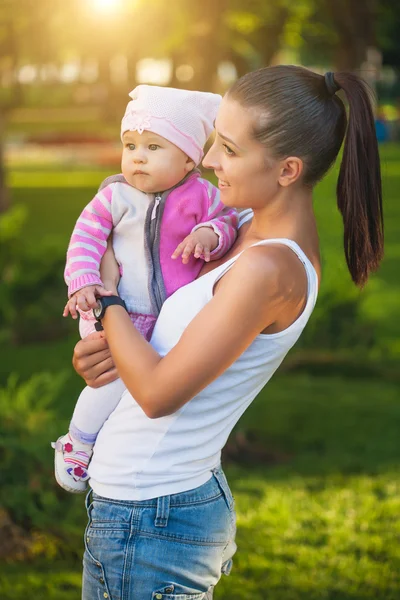 Familie spelen in de zomer park — Stockfoto