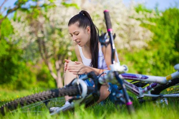 Yeşil park Bisiklet kız düştü — Stok fotoğraf