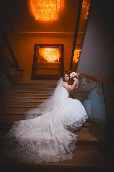 Невеста в современном холле отеля — стоковое фото