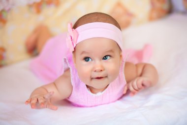 pembe elbiseli kız komik bebek