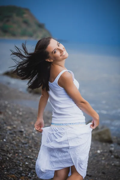 Glad flicka på stranden — Stockfoto