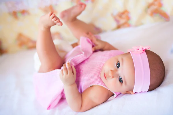 Lustiges kleines Mädchen in einem rosa Kleid — Stockfoto