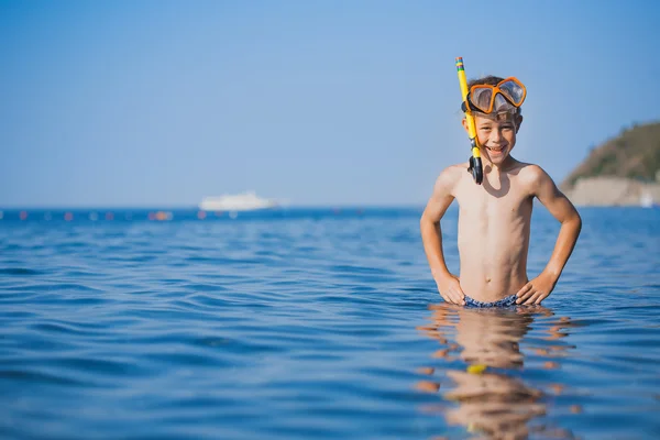 Sterownik szczęśliwy chłopiec na plaży — Zdjęcie stockowe
