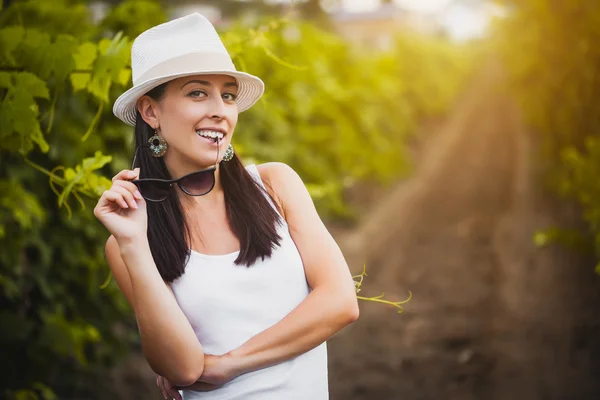 Pretty girl in the vineyard — Stock Photo, Image