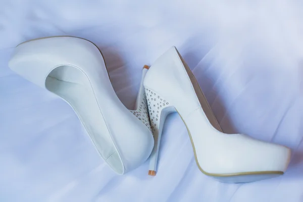 Chaussures de mariée sur la robe de mariée bleue — Photo