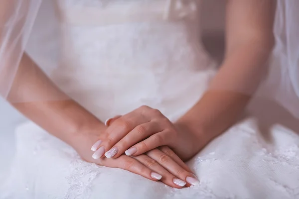 Hermosos anillos de oro en el vestido de novia azul — Foto de Stock