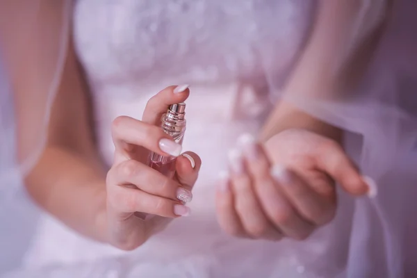 Novia aplicando perfume en su muñeca — Foto de Stock