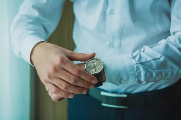 Businessman checking the time — Stock Photo, Image