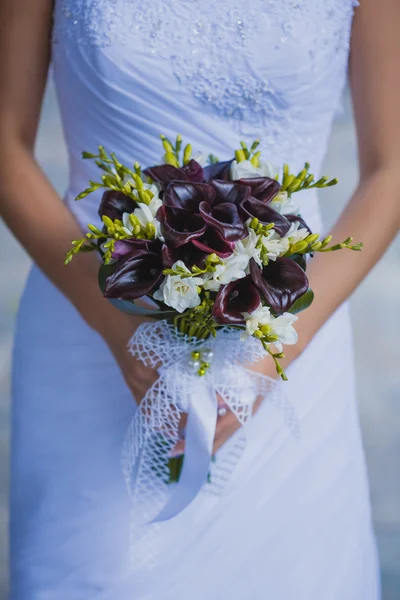Beautiful bouquet in the the bride's hands — Stock Photo, Image