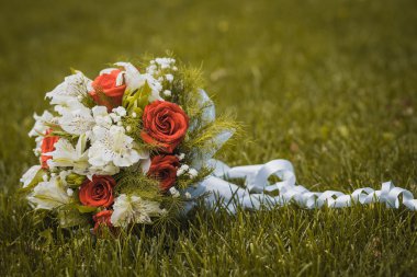 Yeşil çimenlerin üzerinde düğün buketi