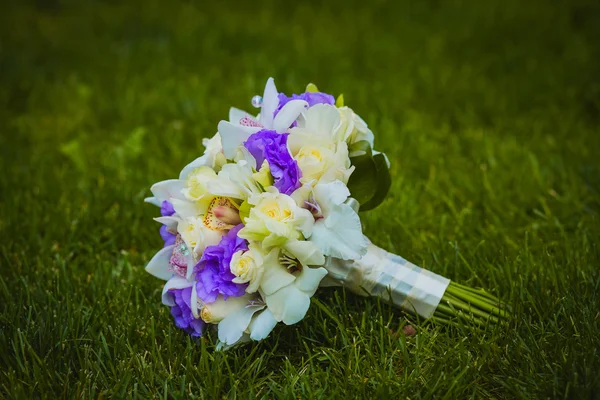 在绿色草地上的婚礼花束 — 图库照片