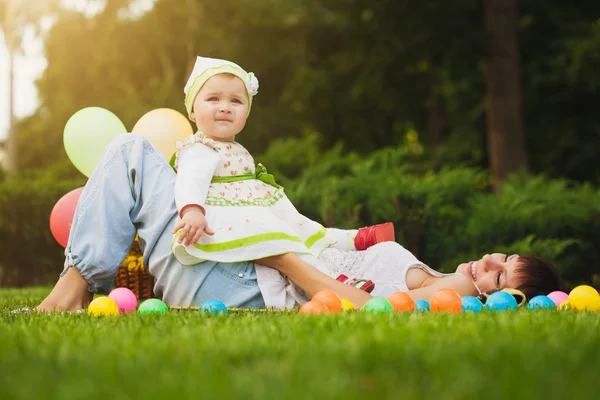 Szczęśliwe dziecko i mama grają w zielonym parku — Zdjęcie stockowe