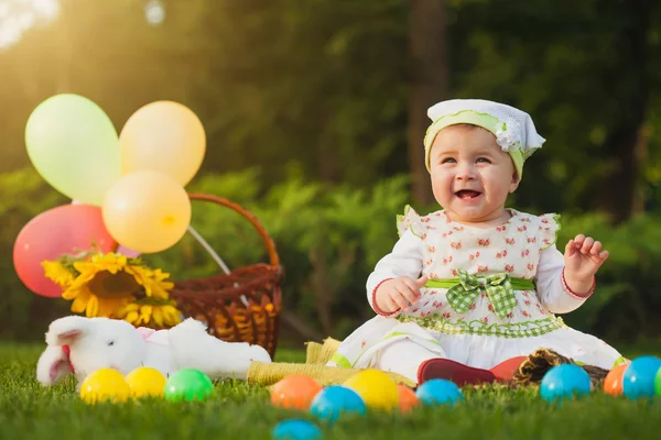 Bebê bonito está brincando na grama verde — Fotografia de Stock