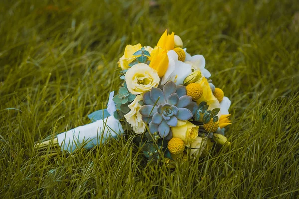 在绿色草地上的婚礼花束 — 图库照片