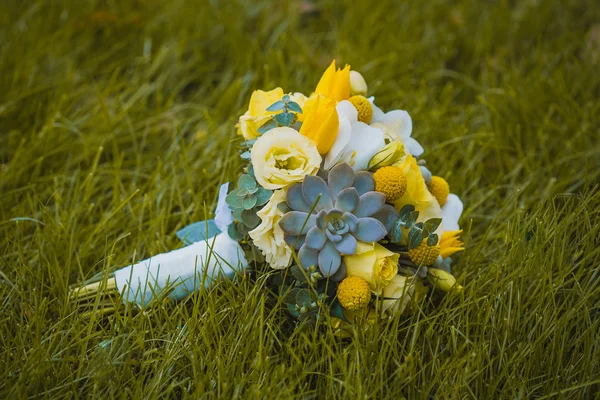 Wedding bouquet on the green grass — Stock Photo, Image