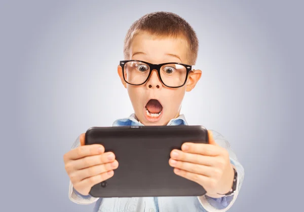 Rapaz confuso com tablet. isolado — Fotografia de Stock