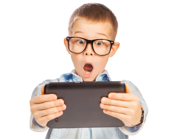 Gelukkige jongen met Tablet PC. geïsoleerd — Stockfoto