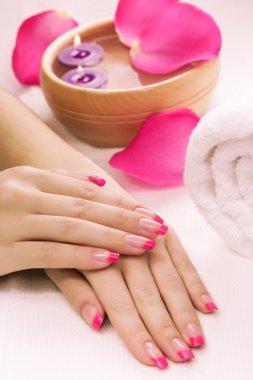 mis kokulu gül yaprakları ve havlu ile manikür. Spa