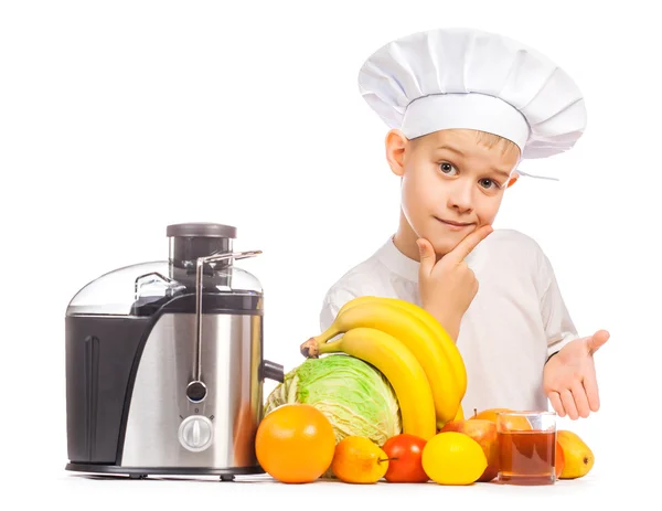 Glücklicher Schäler presst den Saft aus der Frucht — Stockfoto