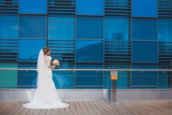 Novia feliz con cerca del edificio moderno . — Foto de Stock