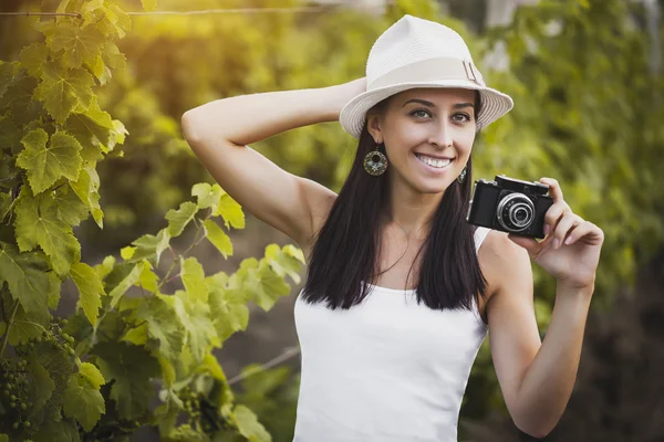 Красивая девушка в винограднике — стоковое фото