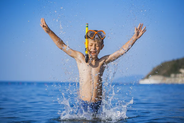 Felice ragazzo autista sulla spiaggia — Foto Stock