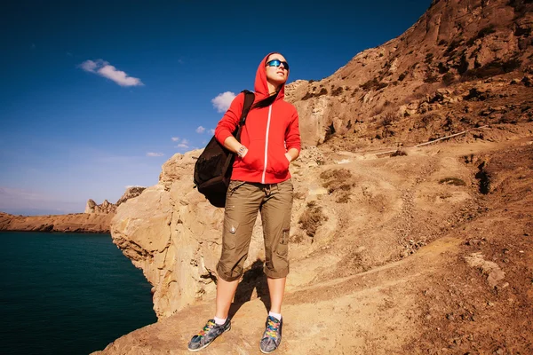 Tired tourist is resting on a mountain's top — Stock Photo, Image