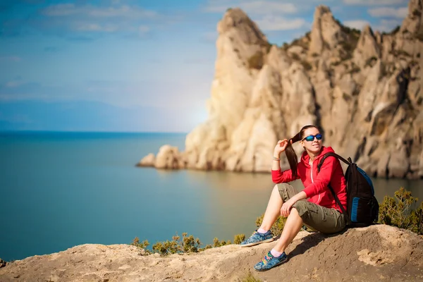 Turista cansado descansa en la cima de una montaña — Foto de Stock