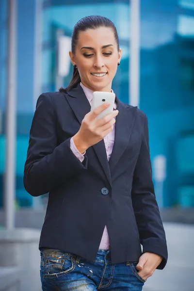 Businesswoman, on the modern building background — Stock Photo, Image