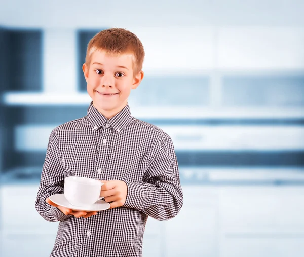 Söt pojke med vit kopp te — Stockfoto