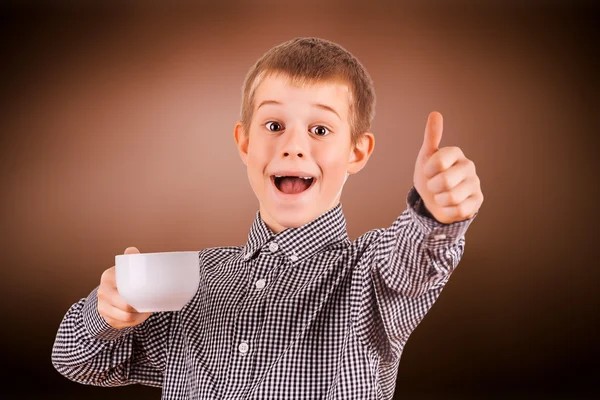 Lindo chico con taza de té blanco —  Fotos de Stock