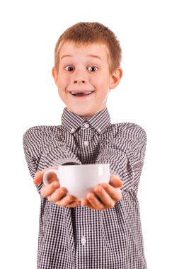 Beyaz fincan çay ile şirin çocuk