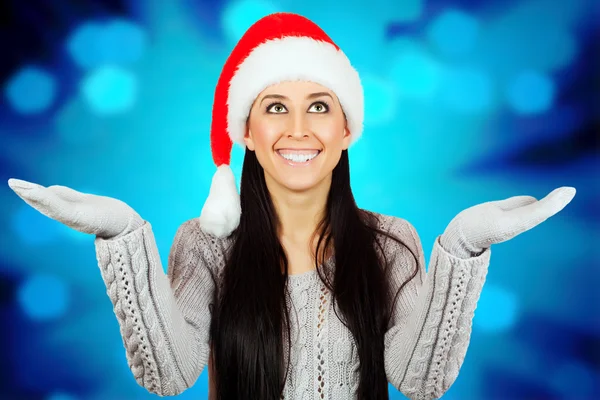 Chica sonriente en un sombrero de Santa Claus — Foto de Stock