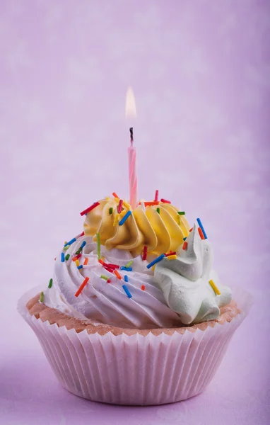 Cupcake di compleanno con candela, sul rosa — Foto Stock