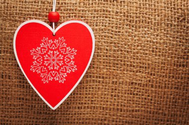 bir çuval bezi üzerinde Noel süsleri